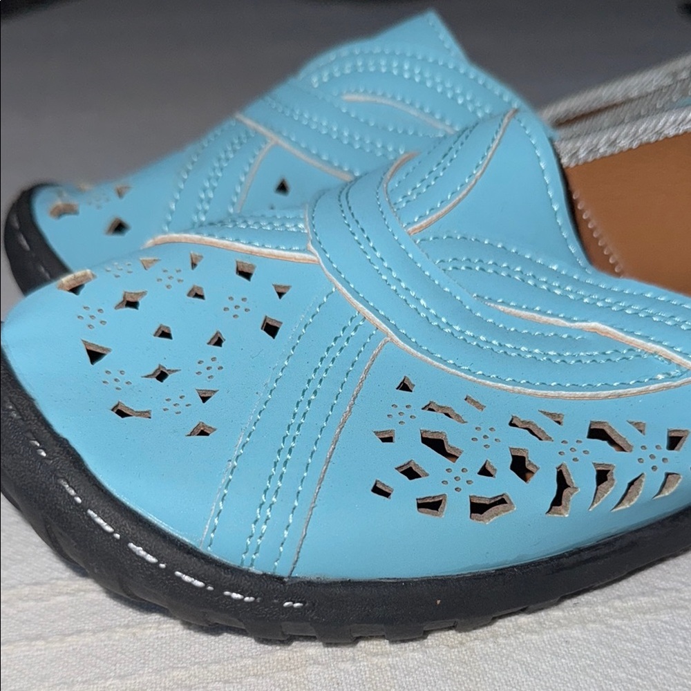 J’ADIOR Christian Dior leather cut out slip on flats. EUC - Picture 4 of 6